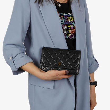 Chanel Wallet On Chain WOC schwarzes gestepptes Lammleder mit goldfarbenen Beschlägen