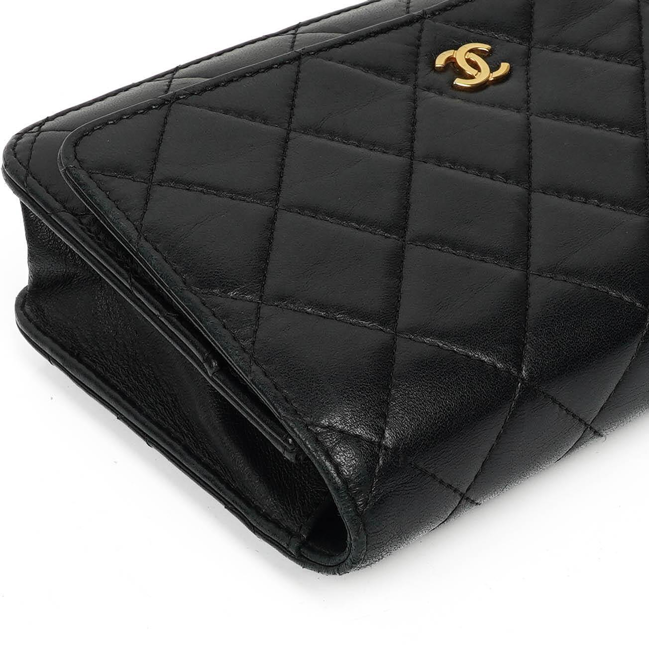 Chanel Wallet On Chain WOC schwarzes gestepptes Lammleder mit goldfarbenen Beschlägen