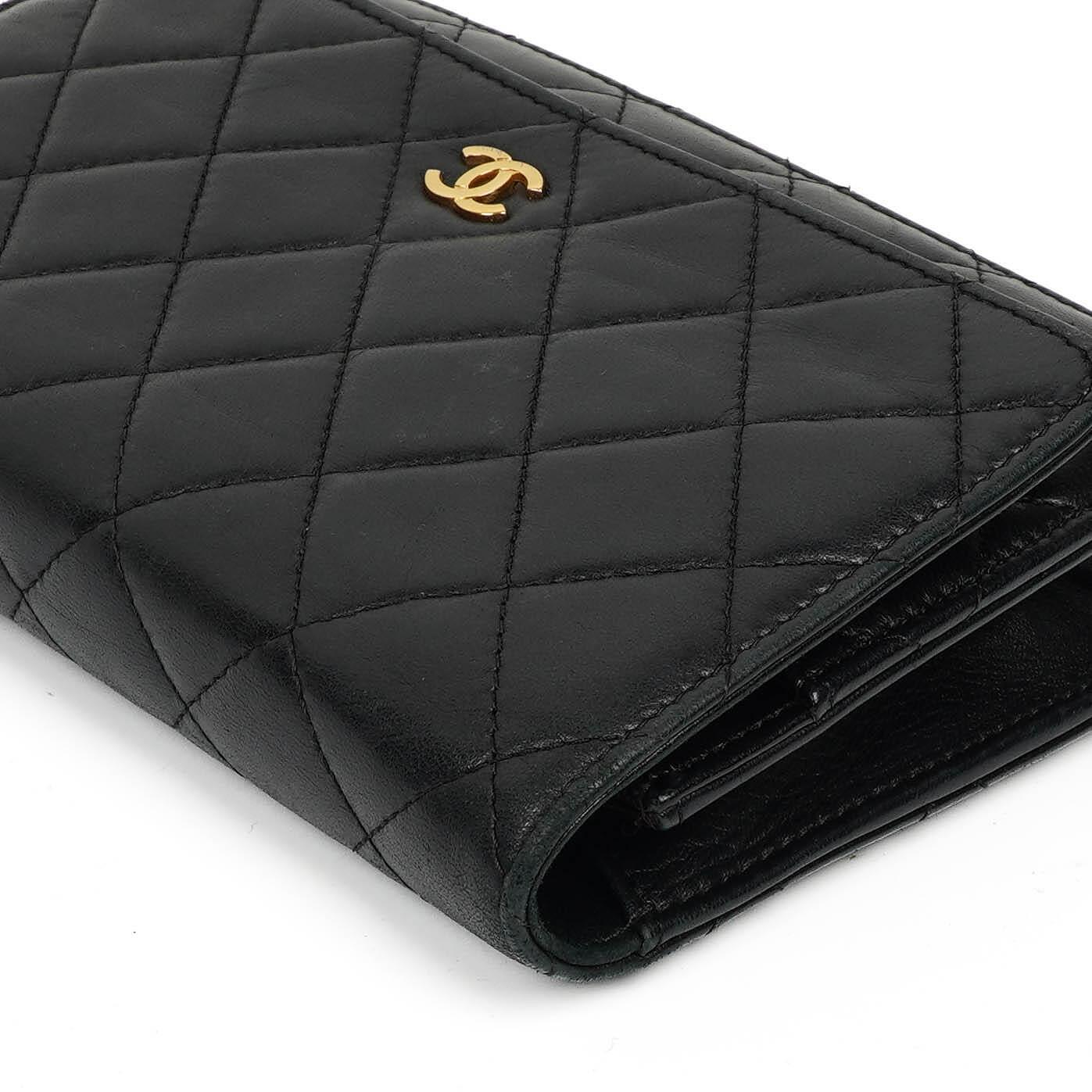 Chanel Wallet On Chain WOC schwarzes gestepptes Lammleder mit goldfarbenen Beschlägen