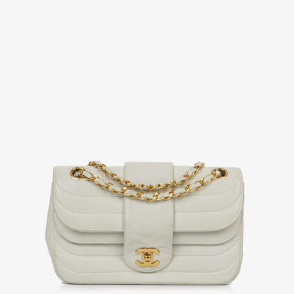 Chanel Kleine horizontale Double Flap Tasche in Weiß mit Steppung und 24K vergoldeter Hardware