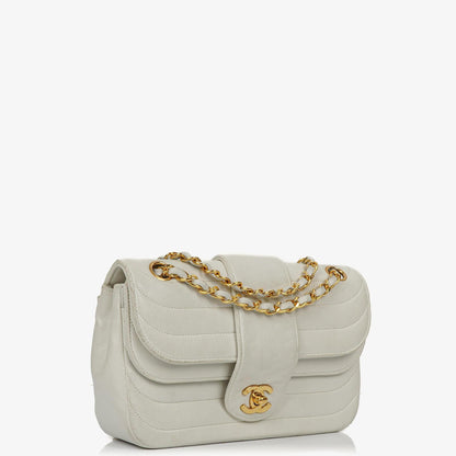 Chanel Kleine horizontale Double Flap Tasche in Weiß mit Steppung und 24K vergoldeter Hardware
