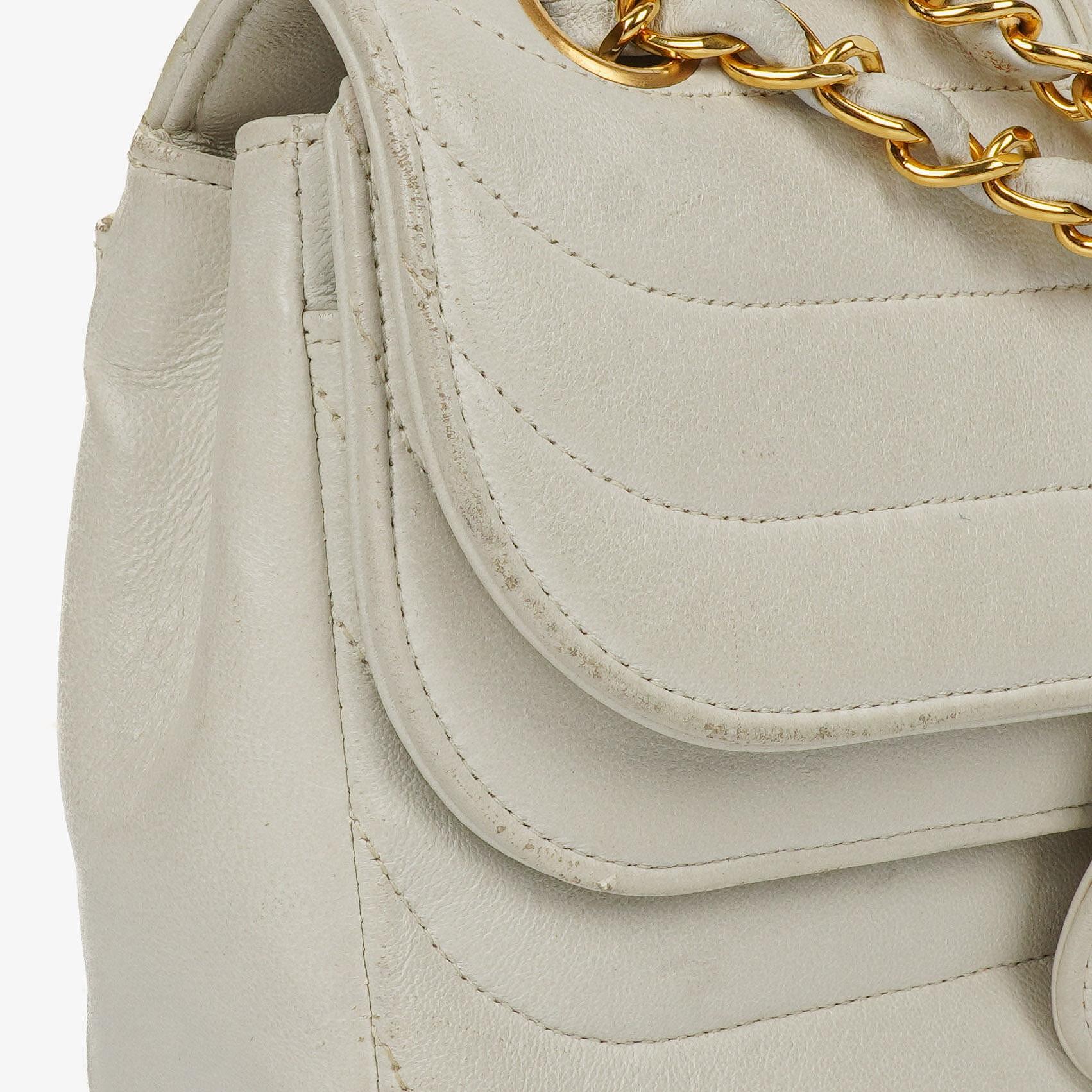 Chanel Kleine horizontale Double Flap Tasche in Weiß mit Steppung und 24K vergoldeter Hardware