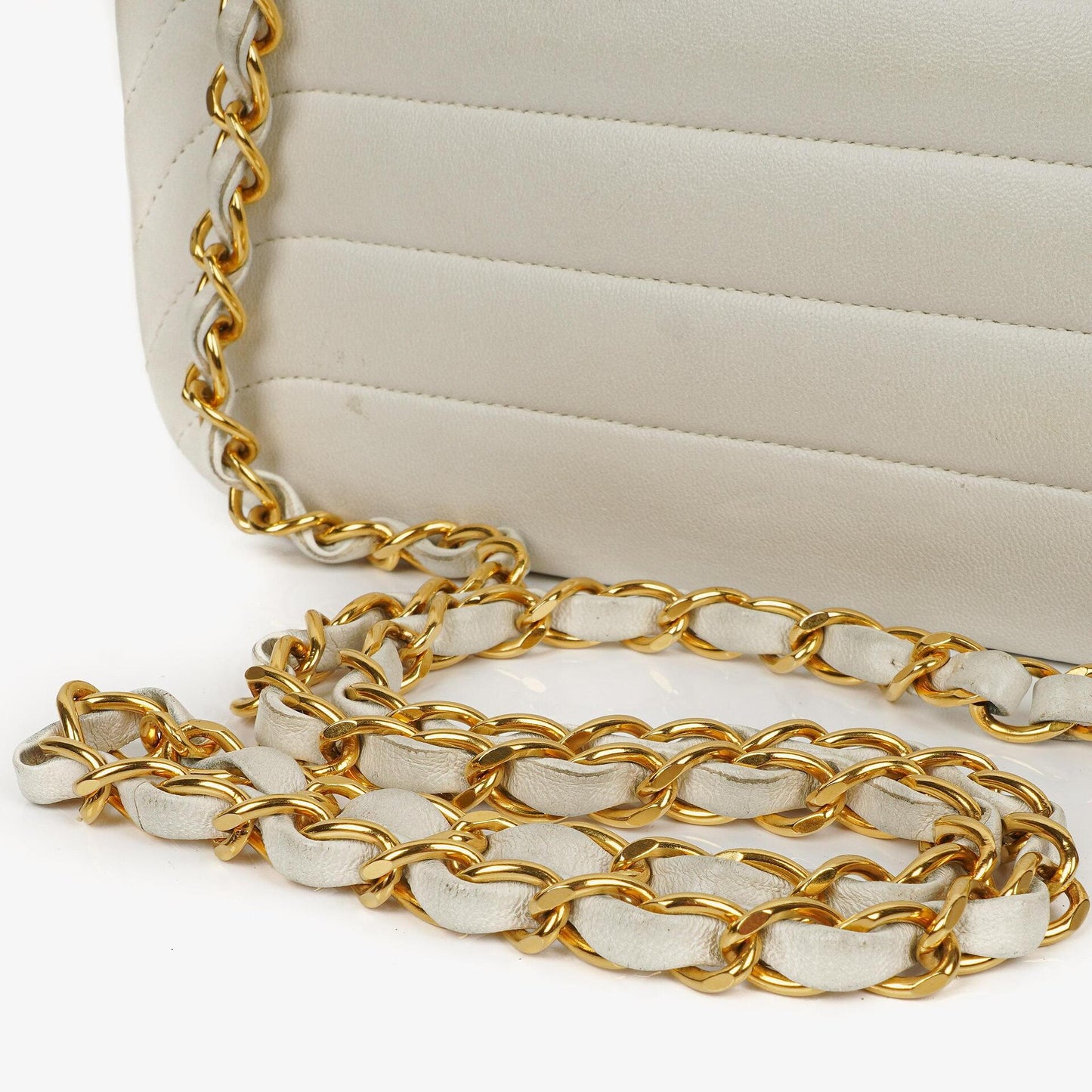 Chanel Kleine horizontale Double Flap Tasche in Weiß mit Steppung und 24K vergoldeter Hardware
