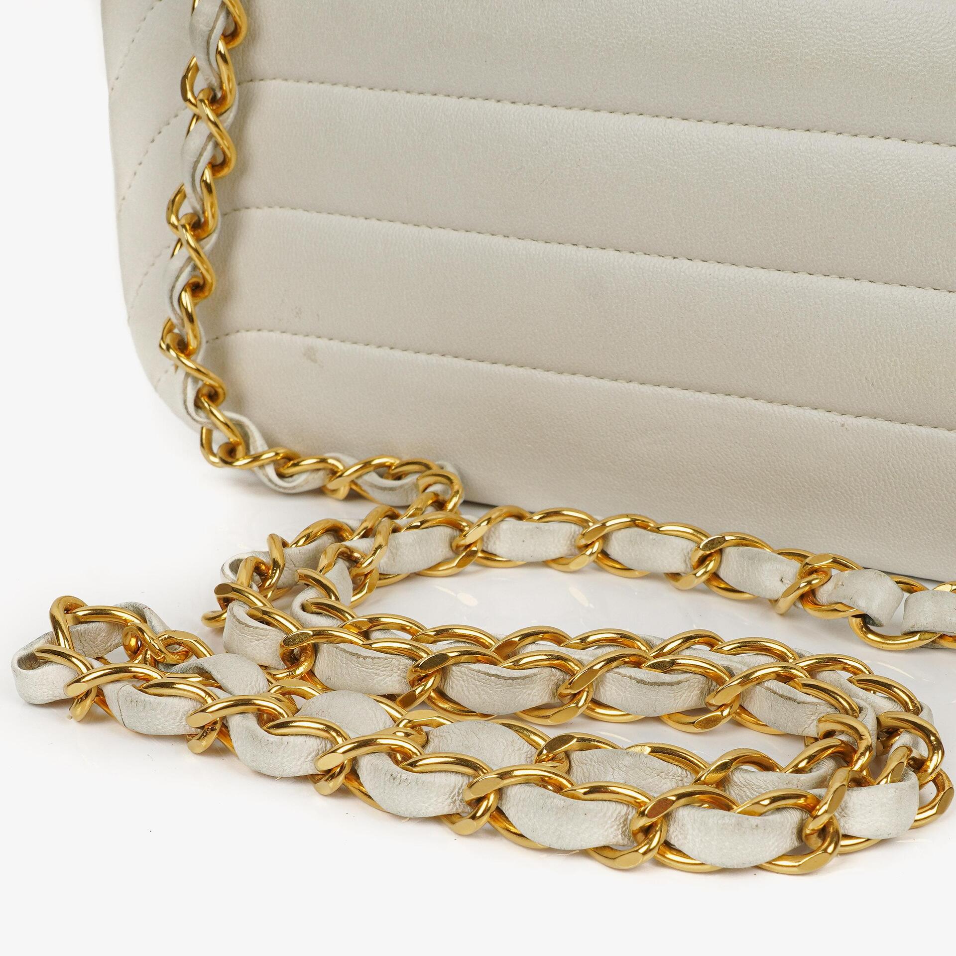 Chanel Kleine horizontale Double Flap Tasche in Weiß mit Steppung und 24K vergoldeter Hardware