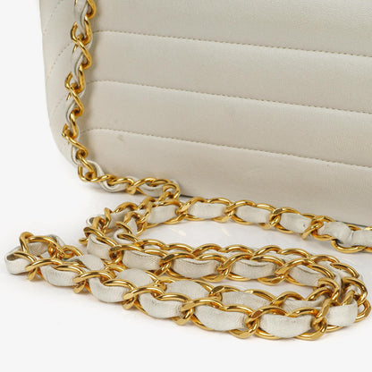 Chanel Kleine horizontale Double Flap Tasche in Weiß mit Steppung und 24K vergoldeter Hardware