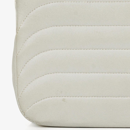 Chanel Kleine horizontale Double Flap Tasche in Weiß mit Steppung und 24K vergoldeter Hardware