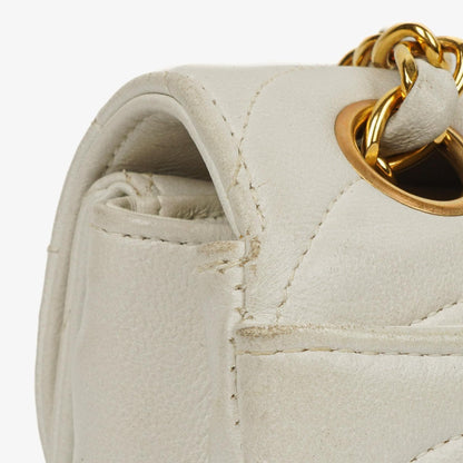 Chanel Kleine horizontale Double Flap Tasche in Weiß mit Steppung und 24K vergoldeter Hardware