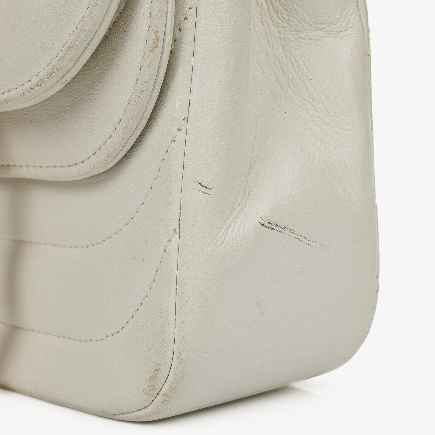 Chanel Kleine horizontale Double Flap Tasche in Weiß mit Steppung und 24K vergoldeter Hardware