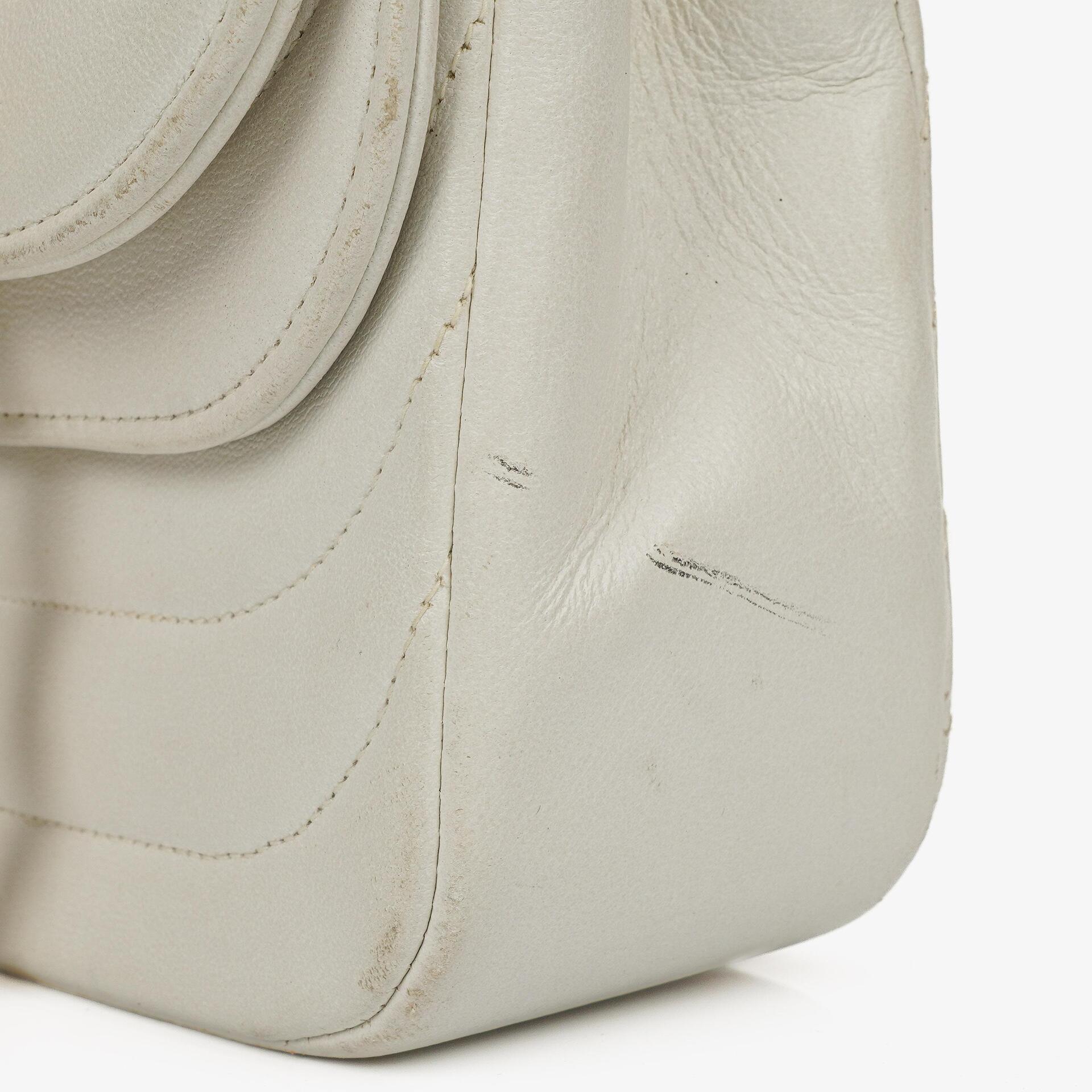 Chanel Kleine horizontale Double Flap Tasche in Weiß mit Steppung und 24K vergoldeter Hardware