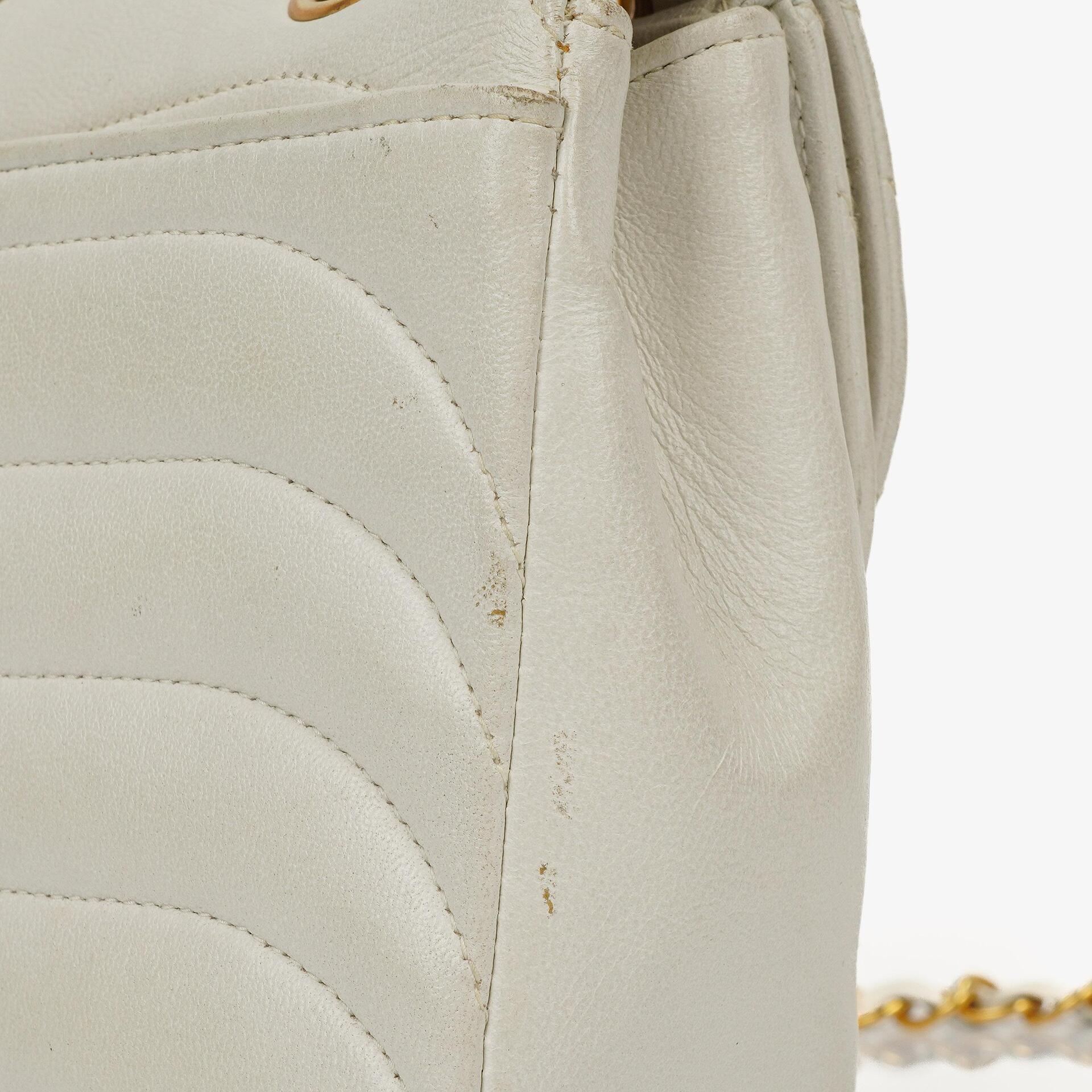 Chanel Kleine horizontale Double Flap Tasche in Weiß mit Steppung und 24K vergoldeter Hardware