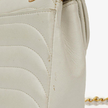 Chanel Kleine horizontale Double Flap Tasche in Weiß mit Steppung und 24K vergoldeter Hardware