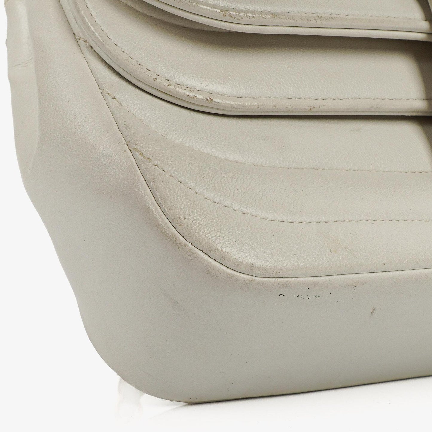 Chanel Kleine horizontale Double Flap Tasche in Weiß mit Steppung und 24K vergoldeter Hardware