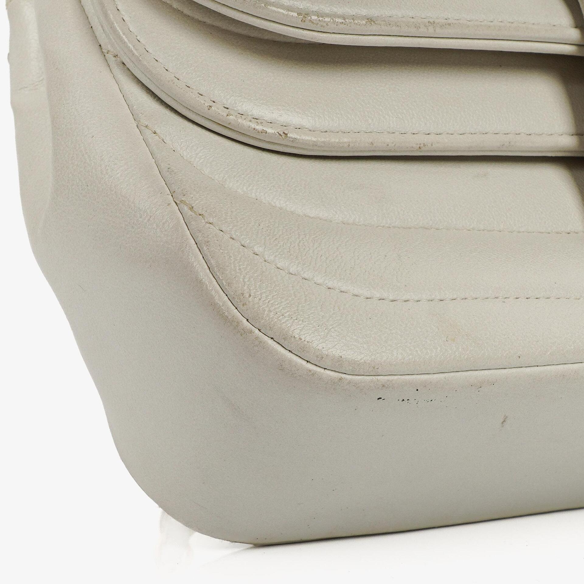 Chanel Kleine horizontale Double Flap Tasche in Weiß mit Steppung und 24K vergoldeter Hardware