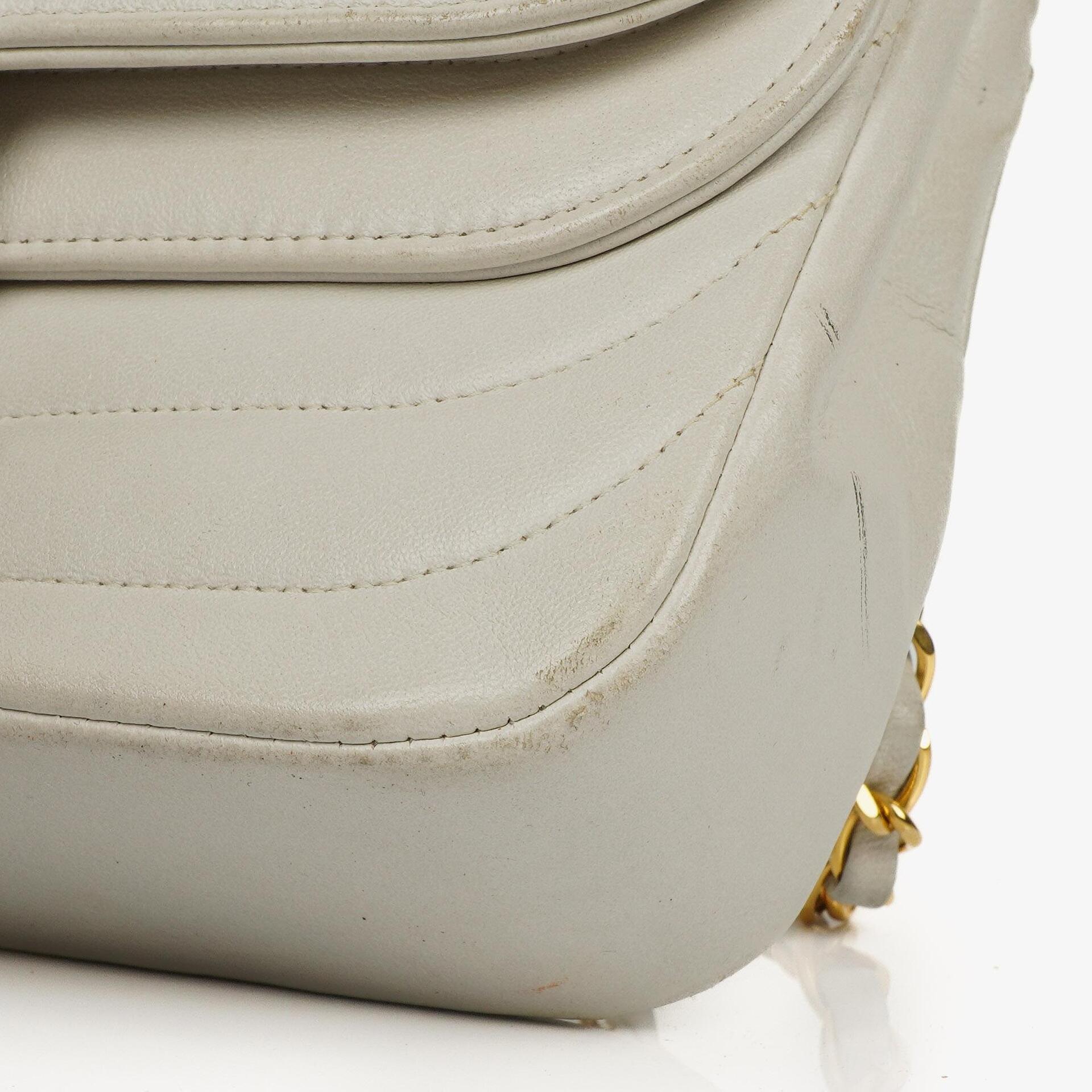 Chanel Kleine horizontale Double Flap Tasche in Weiß mit Steppung und 24K vergoldeter Hardware