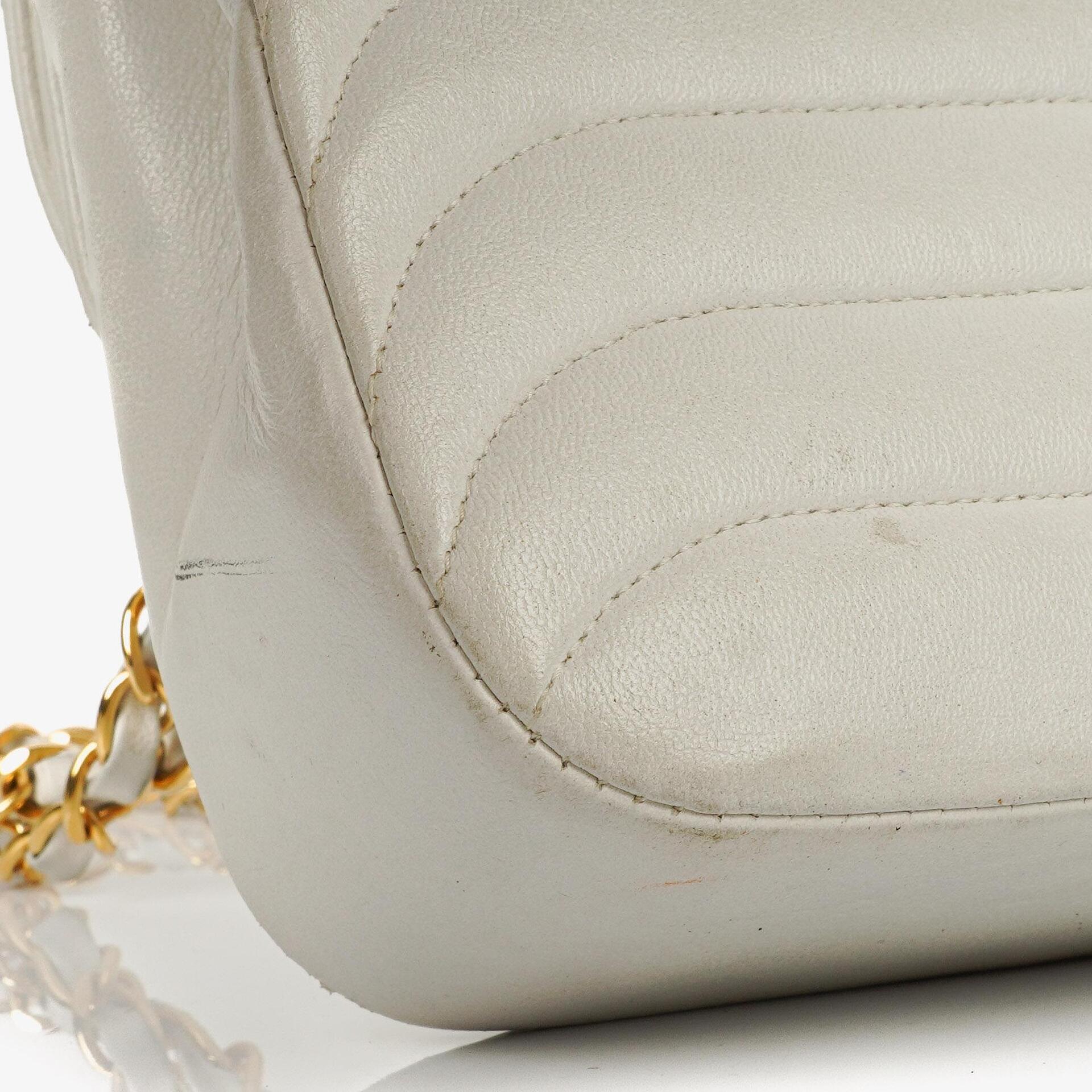 Chanel Kleine horizontale Double Flap Tasche in Weiß mit Steppung und 24K vergoldeter Hardware