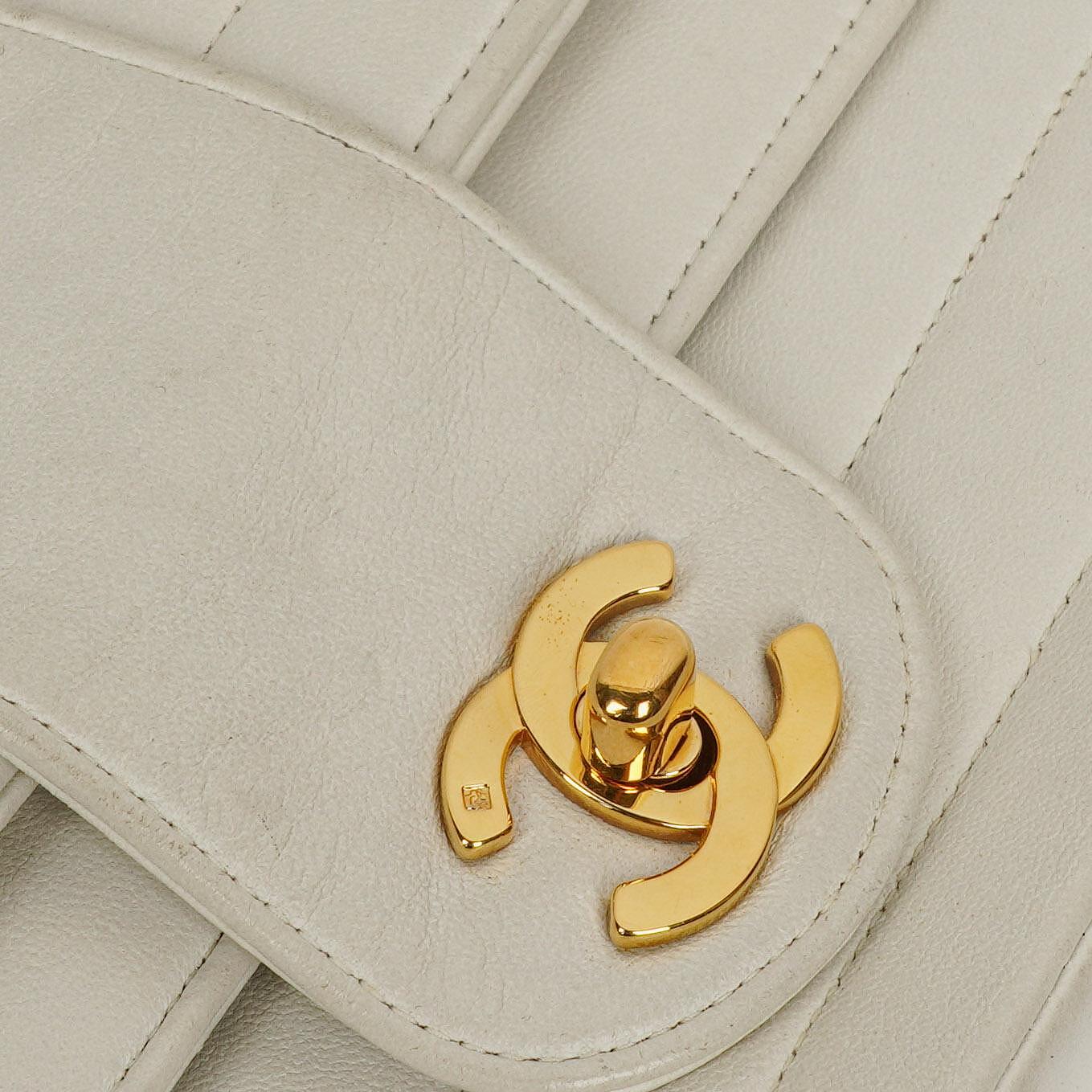 Chanel Kleine horizontale Double Flap Tasche in Weiß mit Steppung und 24K vergoldeter Hardware