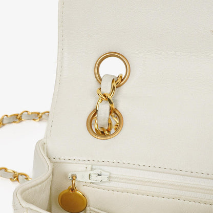 Chanel Kleine horizontale Double Flap Tasche in Weiß mit Steppung und 24K vergoldeter Hardware
