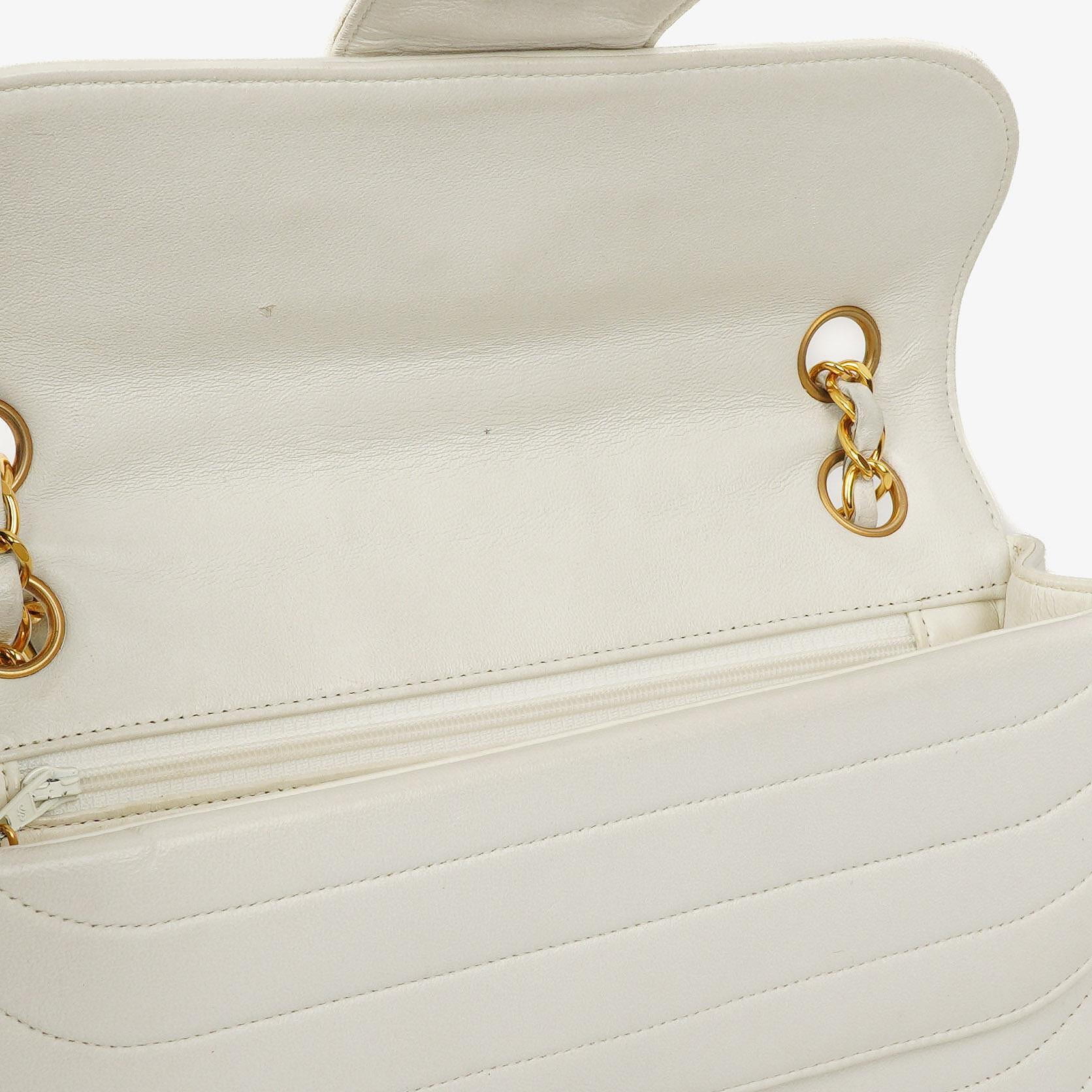 Chanel Kleine horizontale Double Flap Tasche in Weiß mit Steppung und 24K vergoldeter Hardware