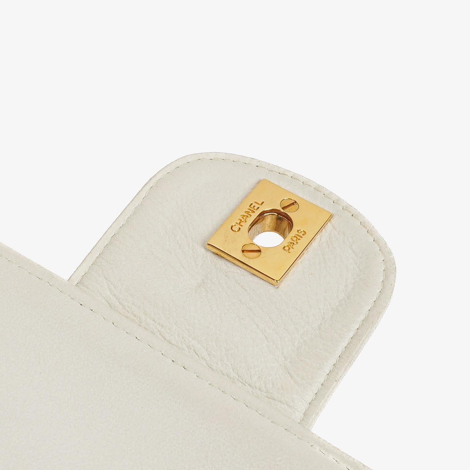 Chanel Kleine horizontale Double Flap Tasche in Weiß mit Steppung und 24K vergoldeter Hardware