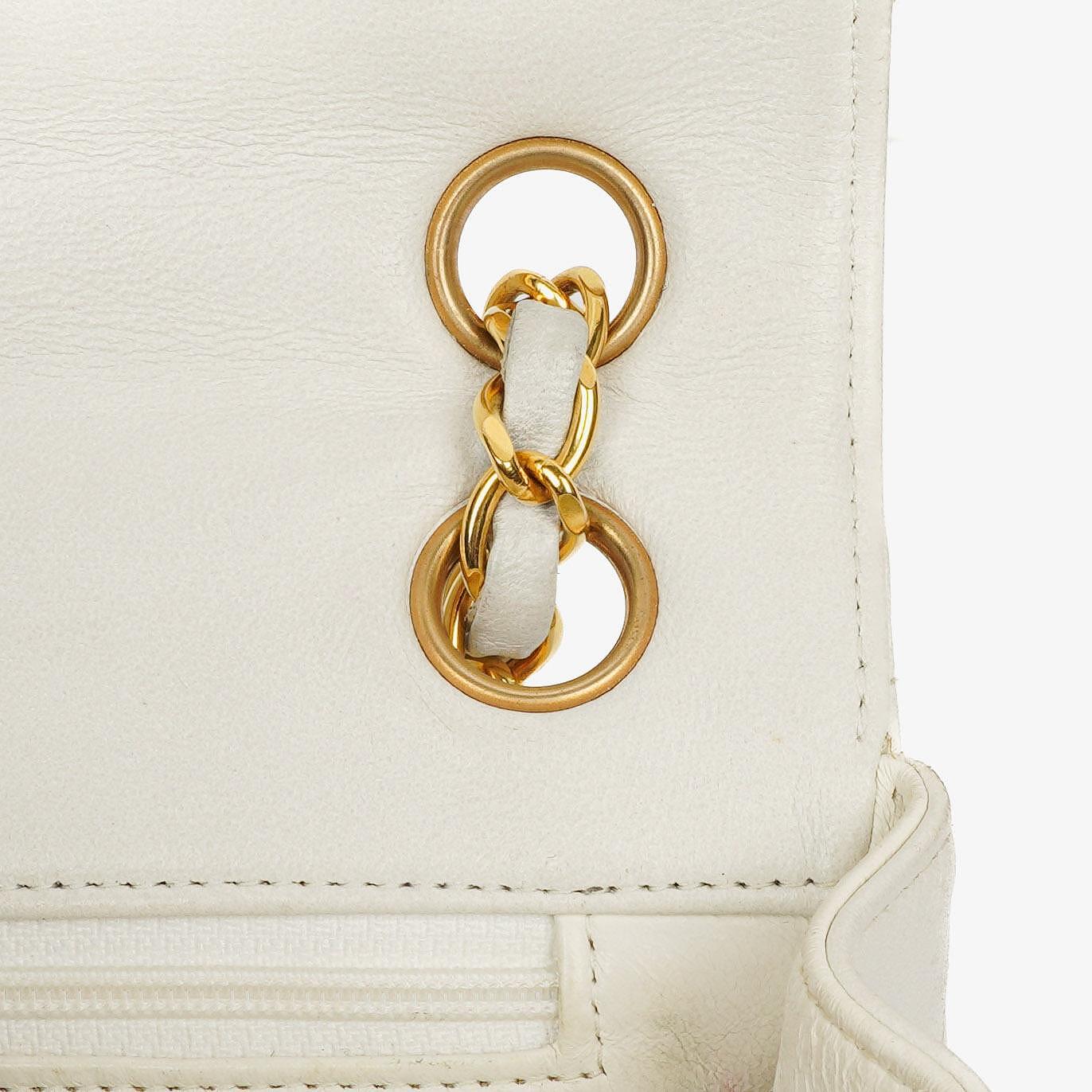 Chanel Kleine horizontale Double Flap Tasche in Weiß mit Steppung und 24K vergoldeter Hardware