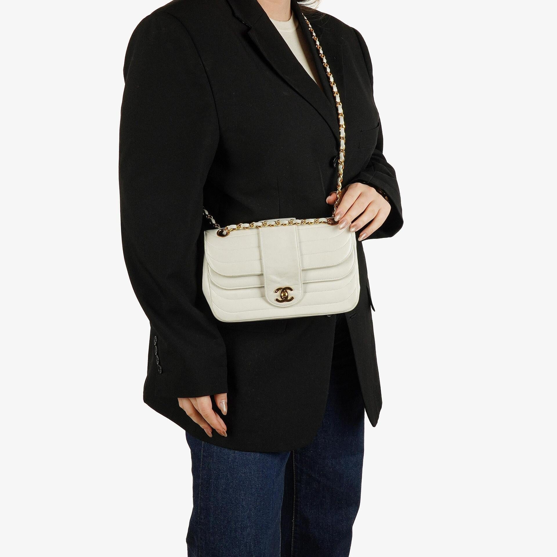 Chanel Kleine horizontale Double Flap Tasche in Weiß mit Steppung und 24K vergoldeter Hardware