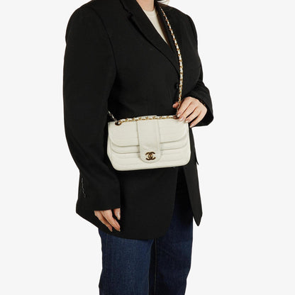 Chanel Kleine horizontale Double Flap Tasche in Weiß mit Steppung und 24K vergoldeter Hardware