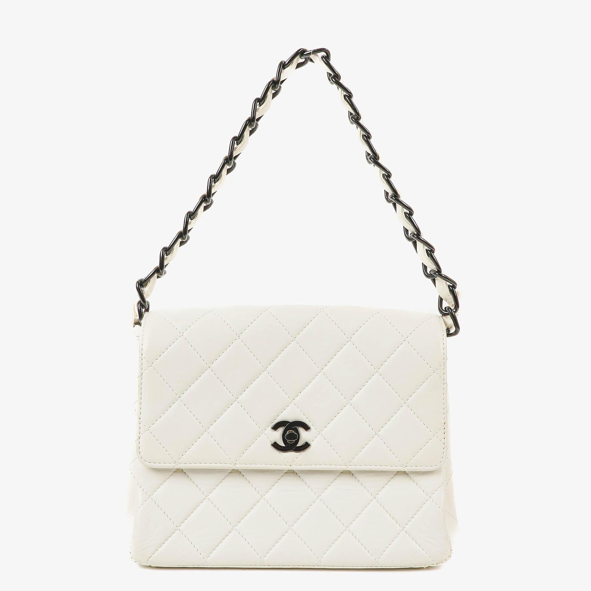 Chanel Schultertasche aus weißem gestepptem Lammleder mit Kunststoffbeschlägen