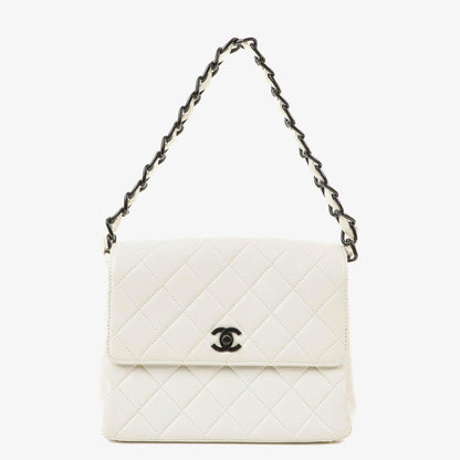 Chanel Schultertasche aus weißem gestepptem Lammleder mit Kunststoffbeschlägen