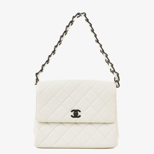 Chanel Schultertasche aus weißem gestepptem Lammleder mit Kunststoffbeschlägen