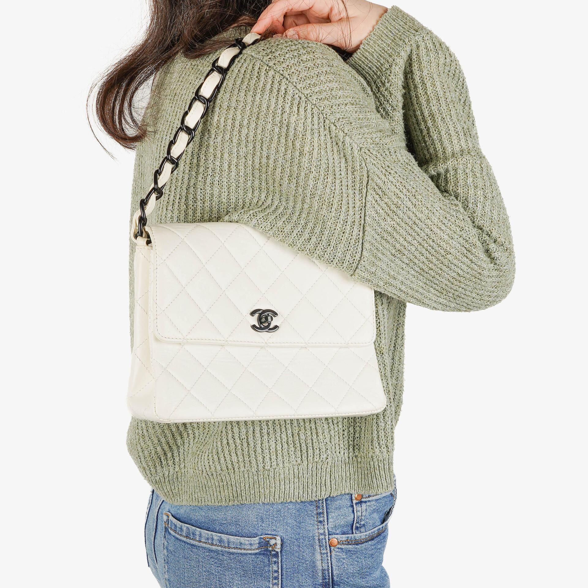 Chanel Schultertasche aus weißem gestepptem Lammleder mit Kunststoffbeschlägen