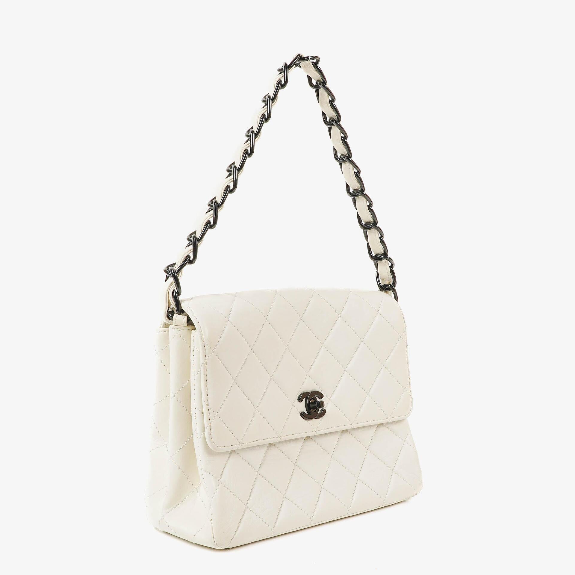 Chanel Schultertasche aus weißem gestepptem Lammleder mit Kunststoffbeschlägen