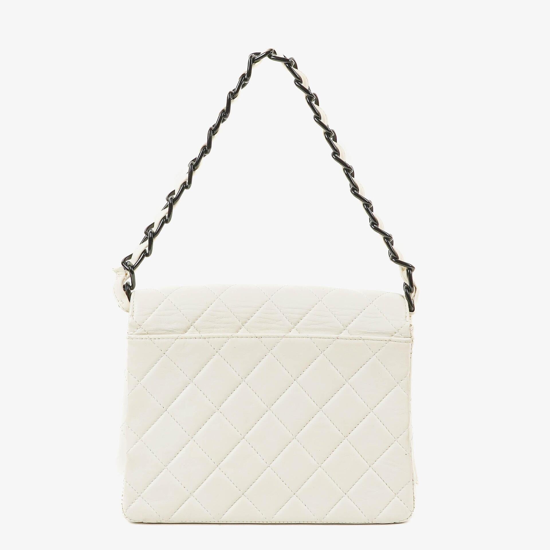 Chanel Schultertasche aus weißem gestepptem Lammleder mit Kunststoffbeschlägen