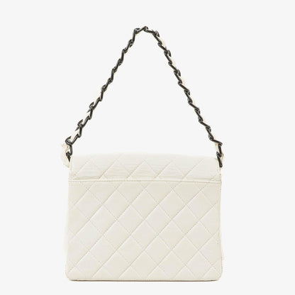Chanel Schultertasche aus weißem gestepptem Lammleder mit Kunststoffbeschlägen