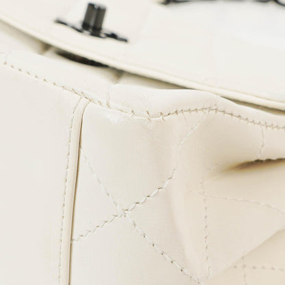 Chanel Schultertasche aus weißem gestepptem Lammleder mit Kunststoffbeschlägen