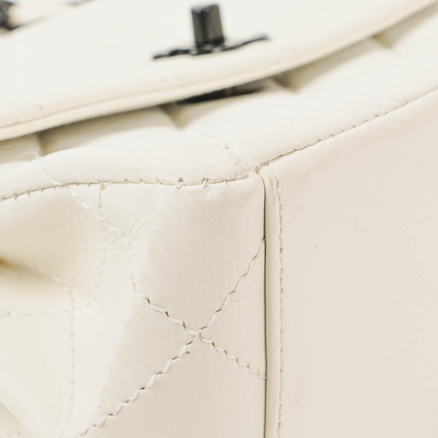 Chanel Schultertasche aus weißem gestepptem Lammleder mit Kunststoffbeschlägen