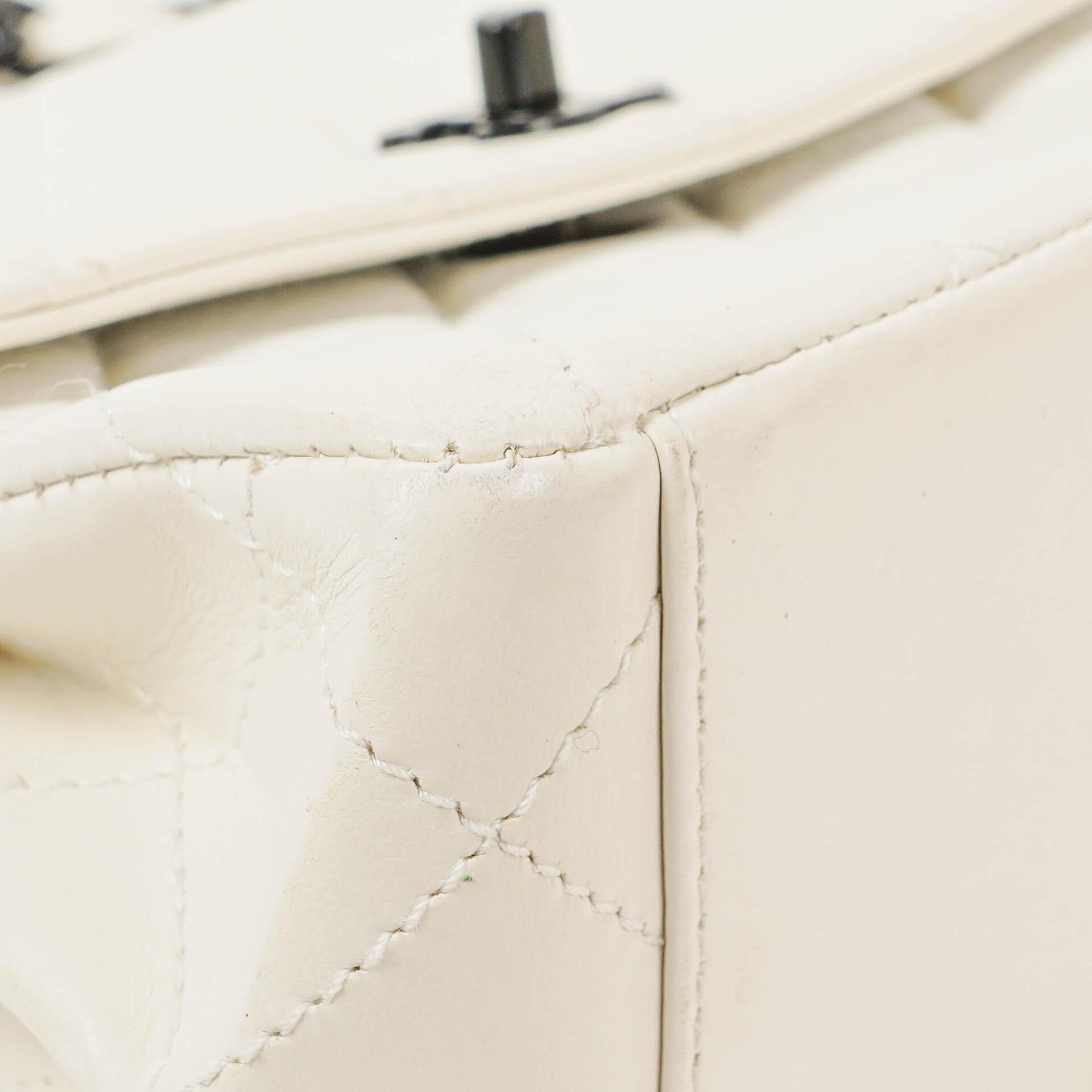 Chanel Schultertasche aus weißem gestepptem Lammleder mit Kunststoffbeschlägen