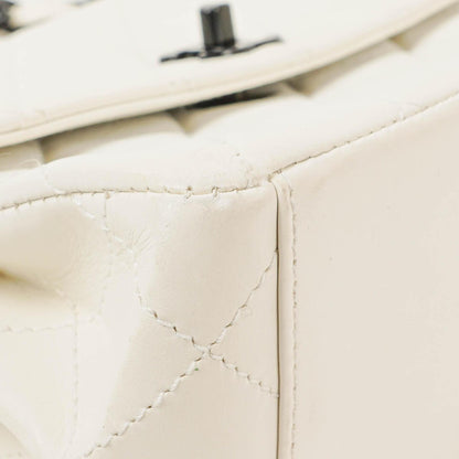 Chanel Schultertasche aus weißem gestepptem Lammleder mit Kunststoffbeschlägen