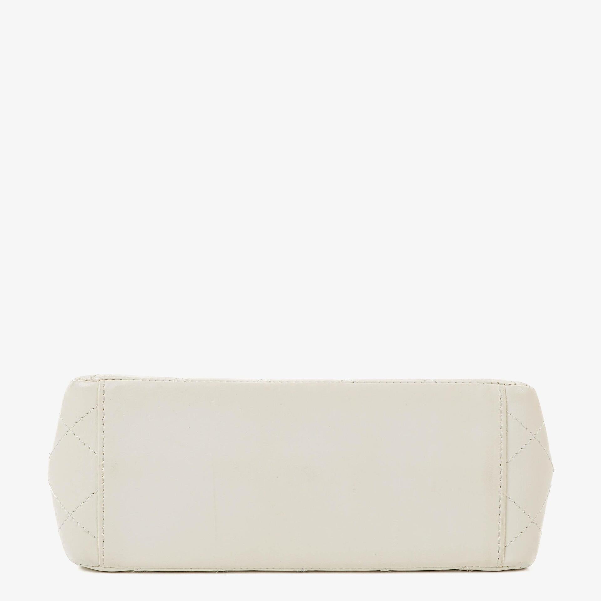 Chanel Schultertasche aus weißem gestepptem Lammleder mit Kunststoffbeschlägen