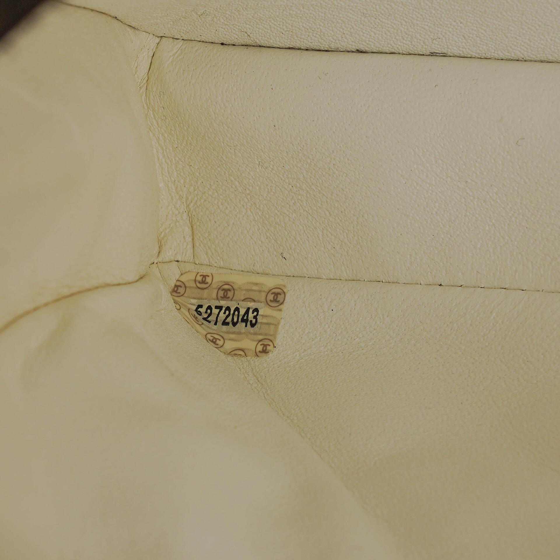 Chanel Schultertasche aus weißem gestepptem Lammleder mit Kunststoffbeschlägen