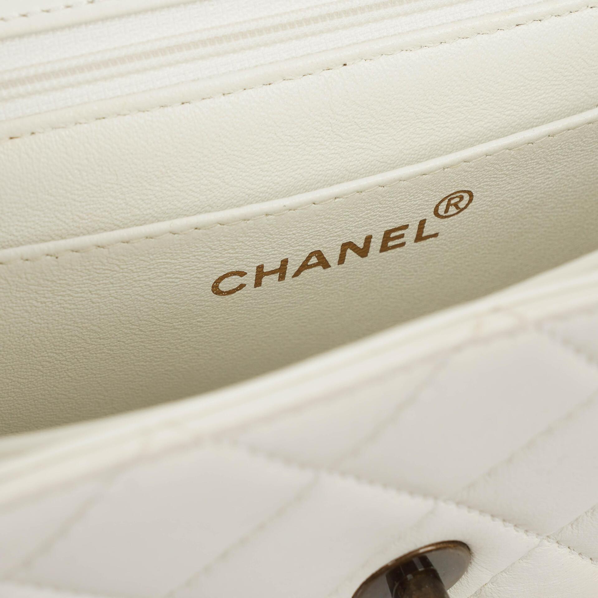 Chanel Schultertasche aus weißem gestepptem Lammleder mit Kunststoffbeschlägen