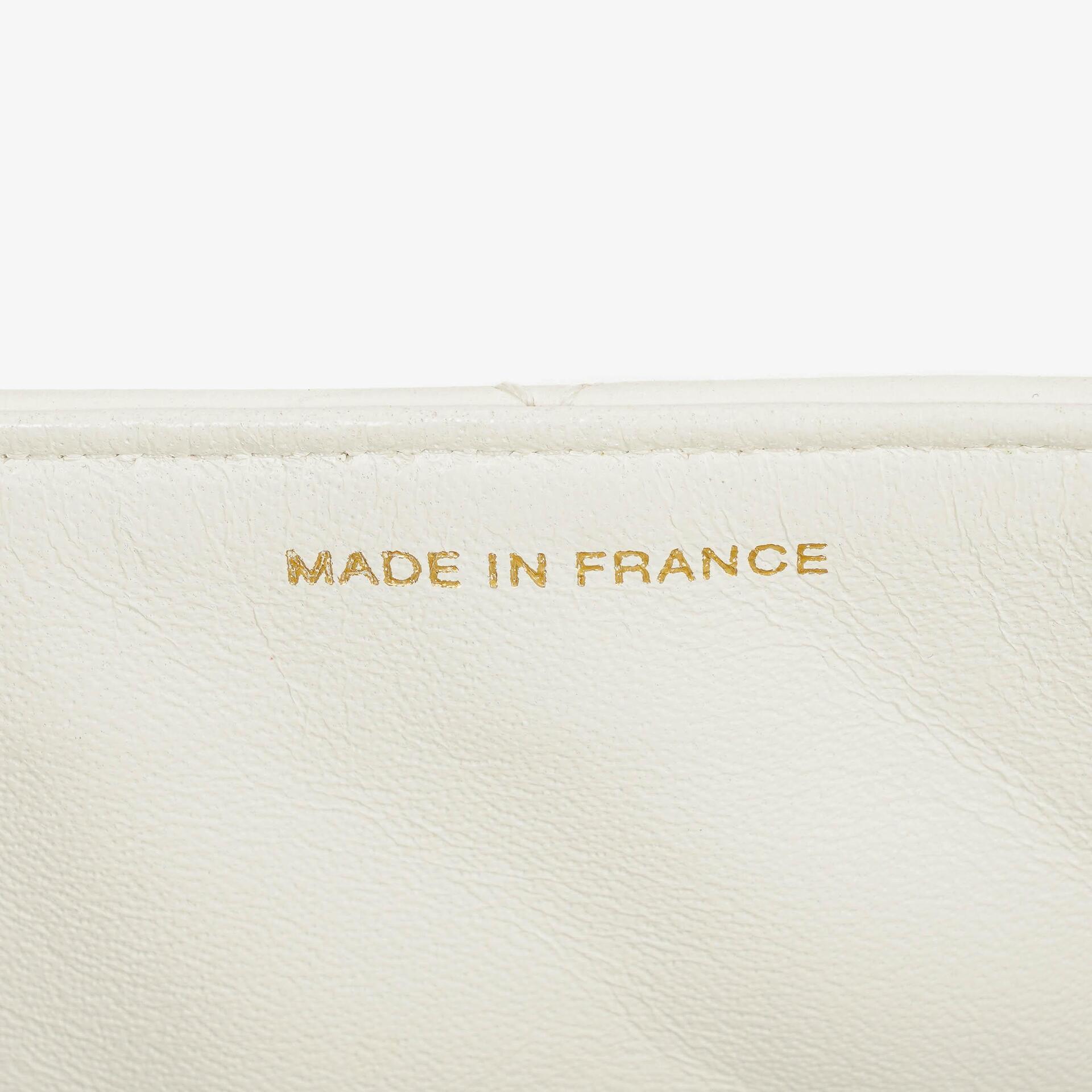 Chanel Schultertasche aus weißem gestepptem Lammleder mit Kunststoffbeschlägen