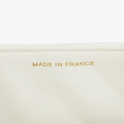 Chanel Schultertasche aus weißem gestepptem Lammleder mit Kunststoffbeschlägen