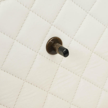 Chanel Schultertasche aus weißem gestepptem Lammleder mit Kunststoffbeschlägen