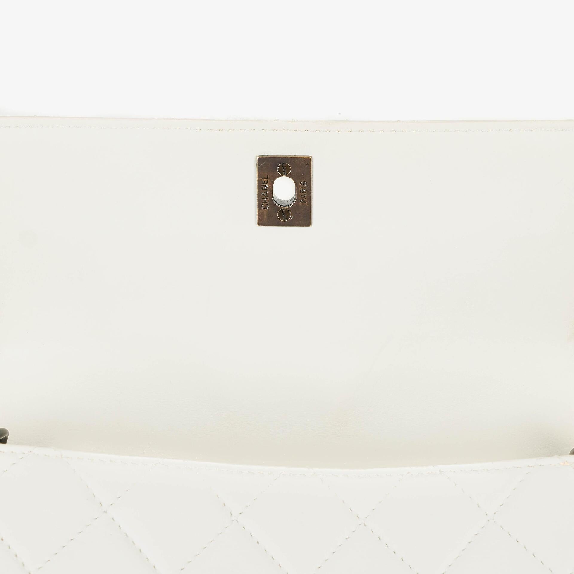 Chanel Schultertasche aus weißem gestepptem Lammleder mit Kunststoffbeschlägen