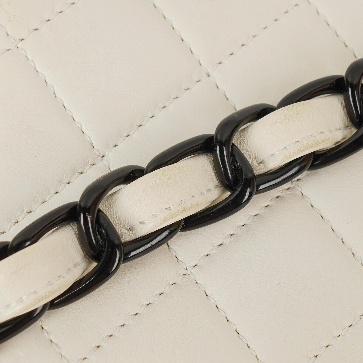 Chanel Schultertasche aus weißem gestepptem Lammleder mit Kunststoffbeschlägen