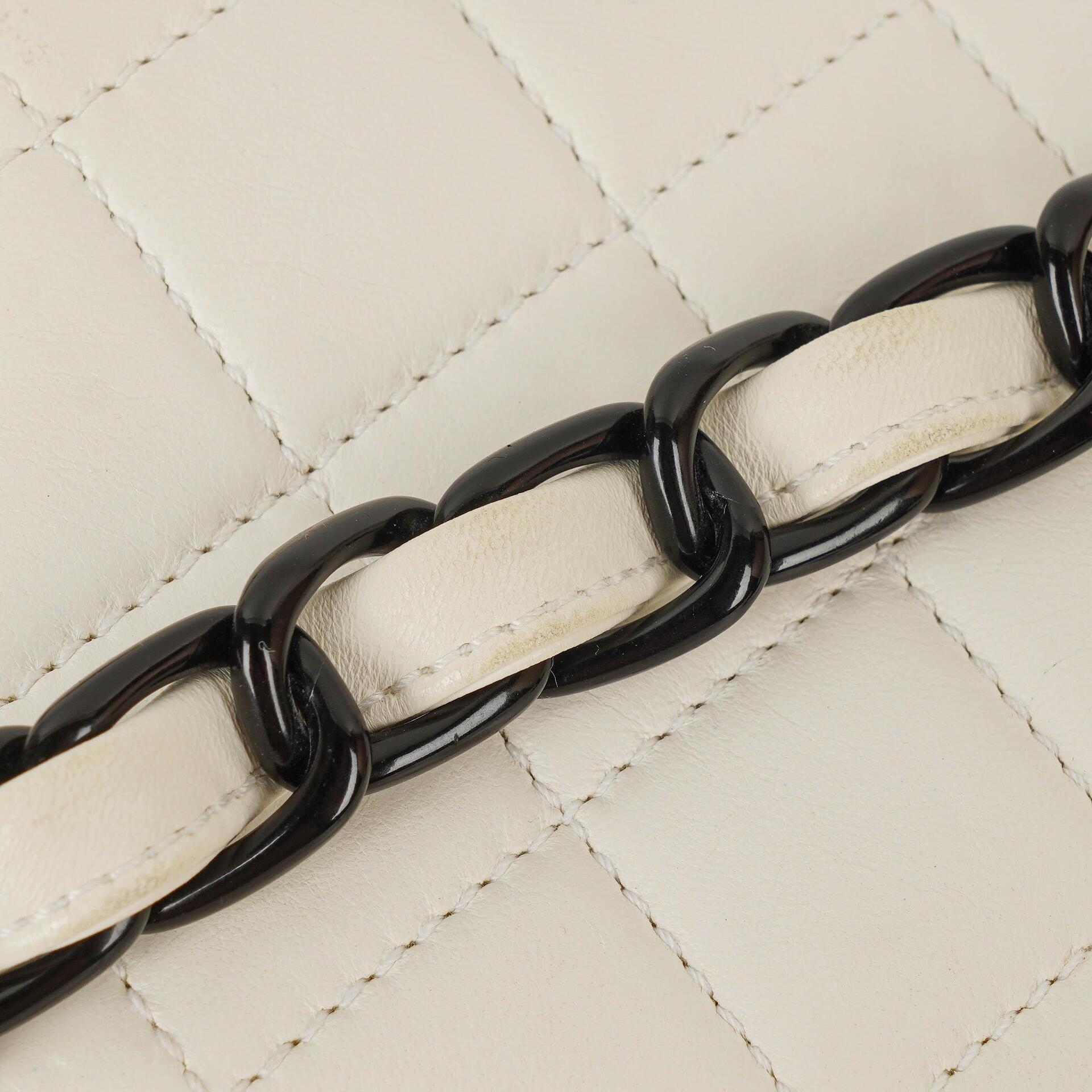 Chanel Schultertasche aus weißem gestepptem Lammleder mit Kunststoffbeschlägen
