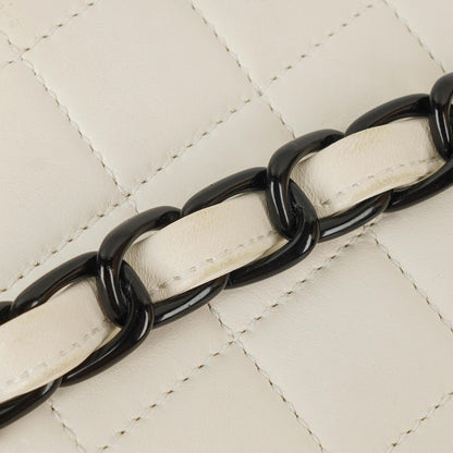 Chanel Schultertasche aus weißem gestepptem Lammleder mit Kunststoffbeschlägen