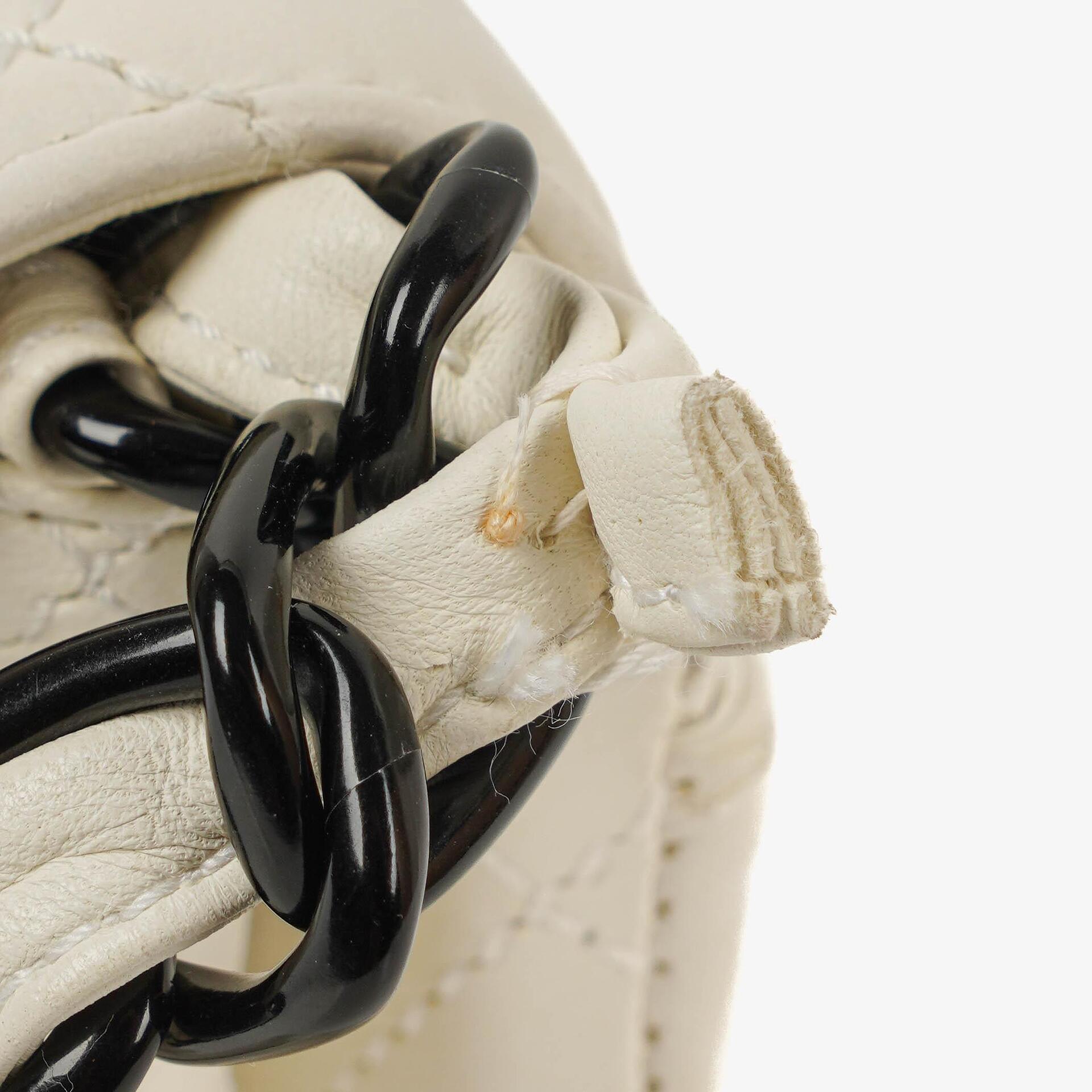 Chanel Schultertasche aus weißem gestepptem Lammleder mit Kunststoffbeschlägen