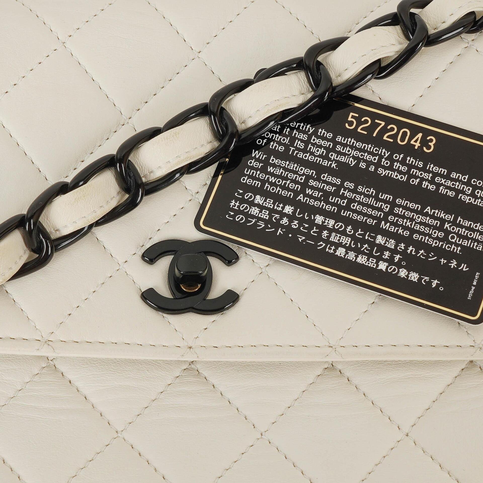 Chanel Schultertasche aus weißem gestepptem Lammleder mit Kunststoffbeschlägen
