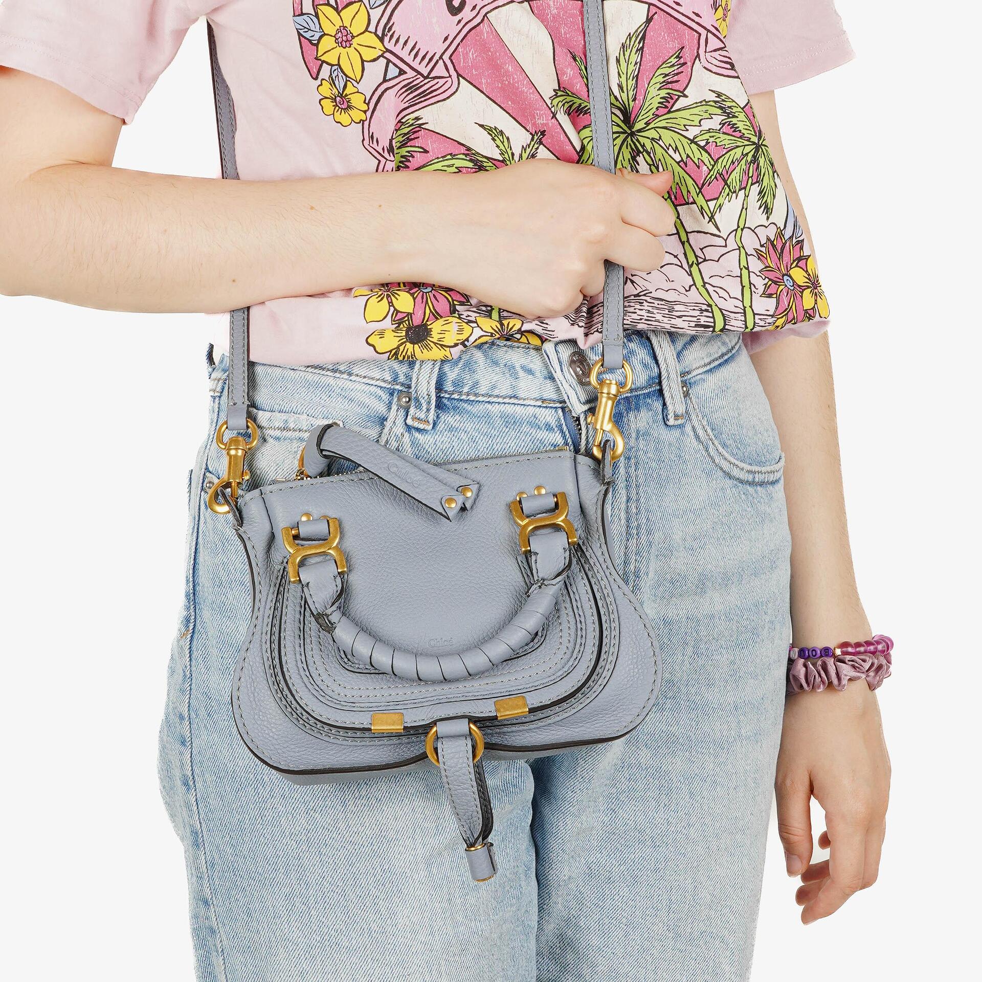 Chloé Marcie Mini Tasche aus genarbtem Leder in Ash Blue